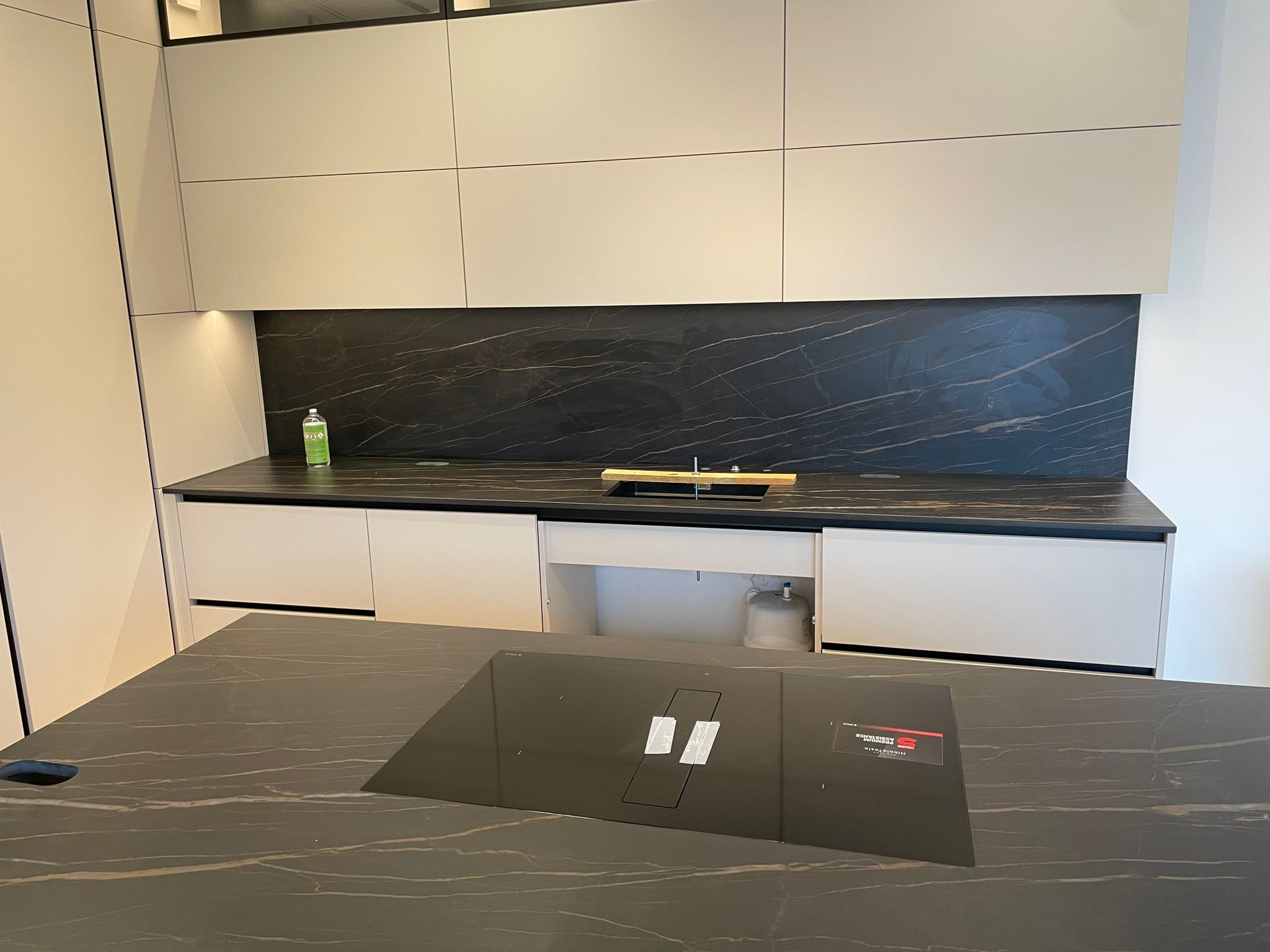 Küchenarbeitsplatte mit einer Wandverkleidung aus Noir Desir