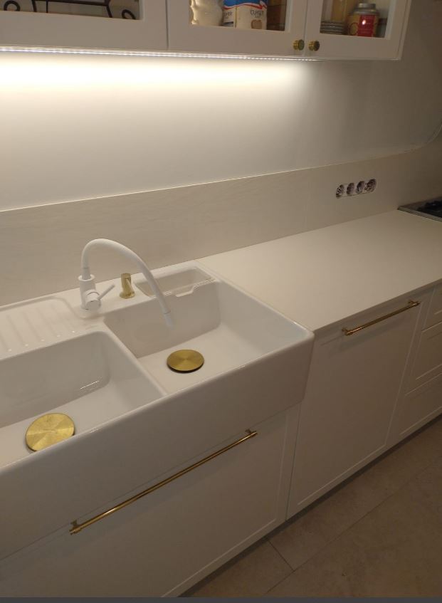 Badezimmerarbeitsplatte aus weißer Keramik