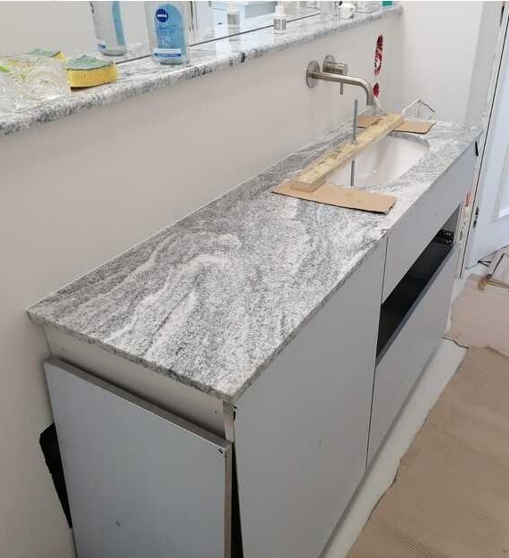 Badezimmerarbeitsplatte aus heller Keramik