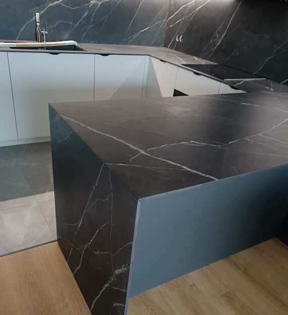Küchenarbeitsplatten aus Laminam Calacatta Black Bocciardato