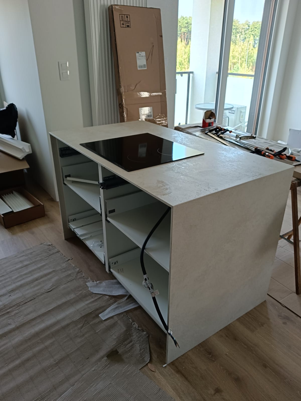 Küchenarbeitsplatten und eine Insel aus Laminam Oxide Avorio