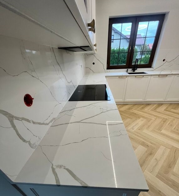 Küchenarbeitsplatten und Wandverkleidungen aus Technistone Crystal Calacatta Silva