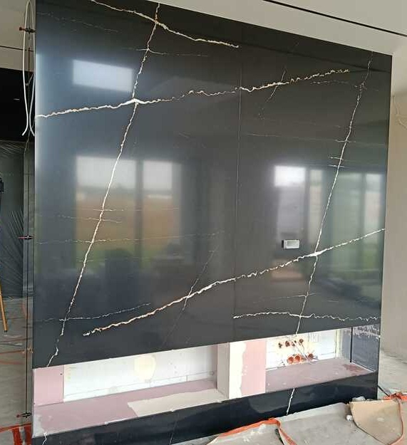 Kaminverkleidung aus Konglomerat Silestone Noir
