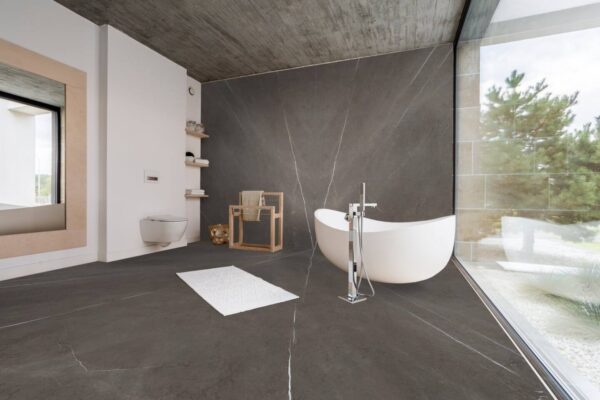 Fugenloses Badezimmer nach Maß mit großformatigen Keramikplatten Franko Pietra Dark Brown