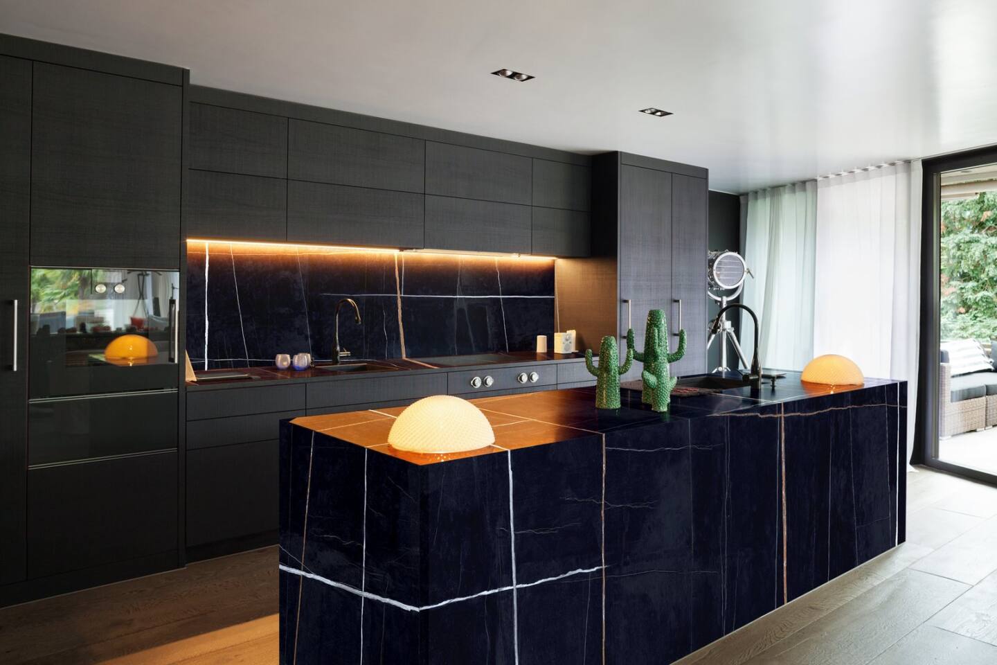 Velkoformátové keramické desky 320 x 160 cm Franko Sahara Noir pro pracovní desku a obklad