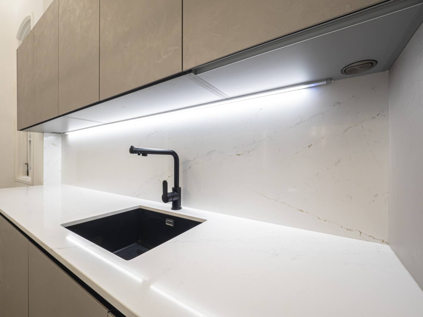 Silestone Ethereal Glow küchenarbeitsplatte aus Konglomerat nach Maß, Weiß – Suede