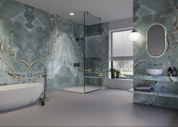 Fugenloses Badezimmer nach Maß mit großformatigen Keramikplatten Franko Emerald Onyx
