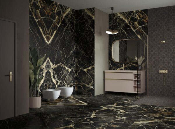 Fugenloses Badezimmer nach Maß mit großformatigen Keramikplatten Franko Golden Black