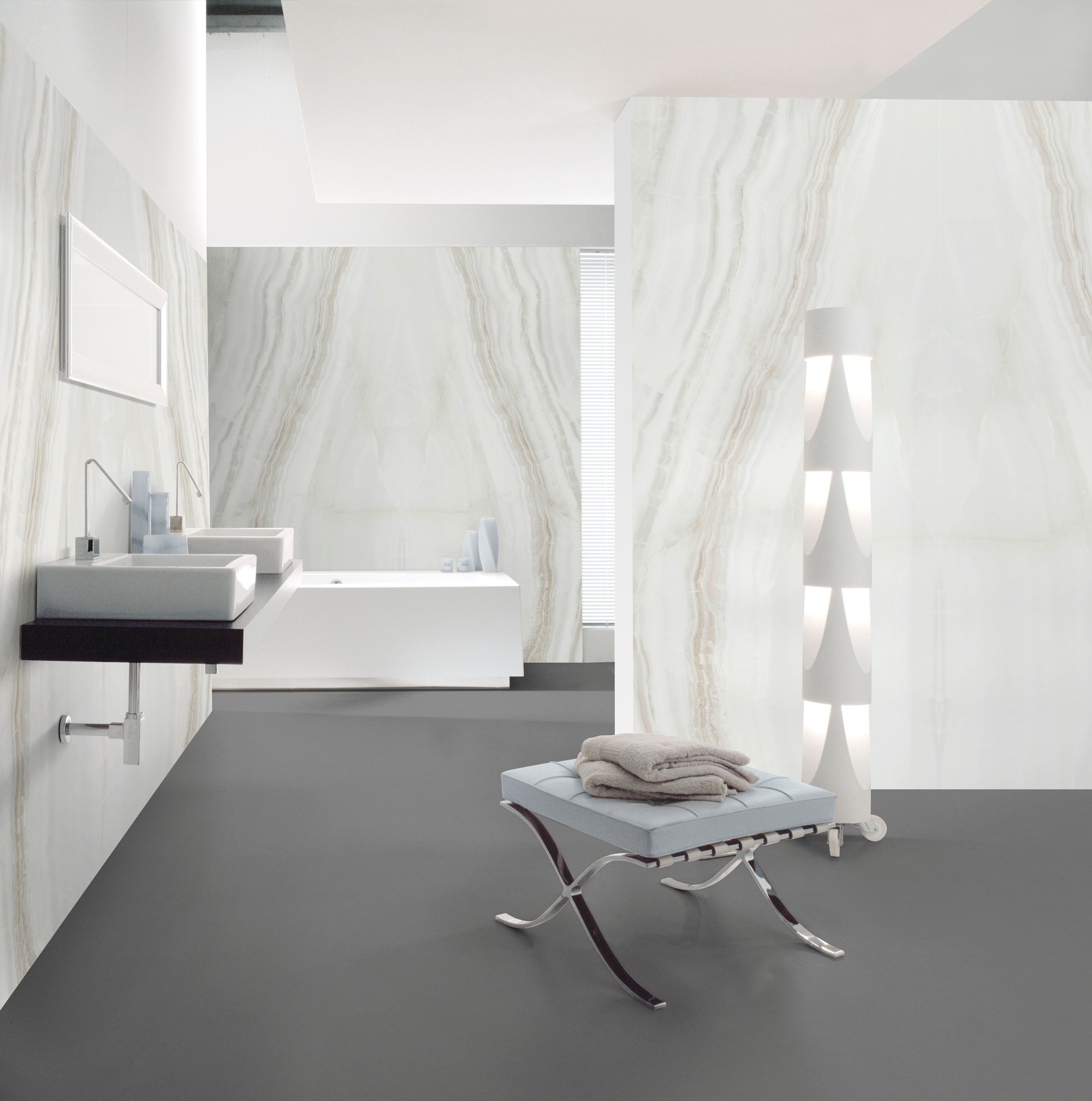 Exklusives Bad nach Maß fugenlos mit XXL-Keramikplatten Franko Jewel White
