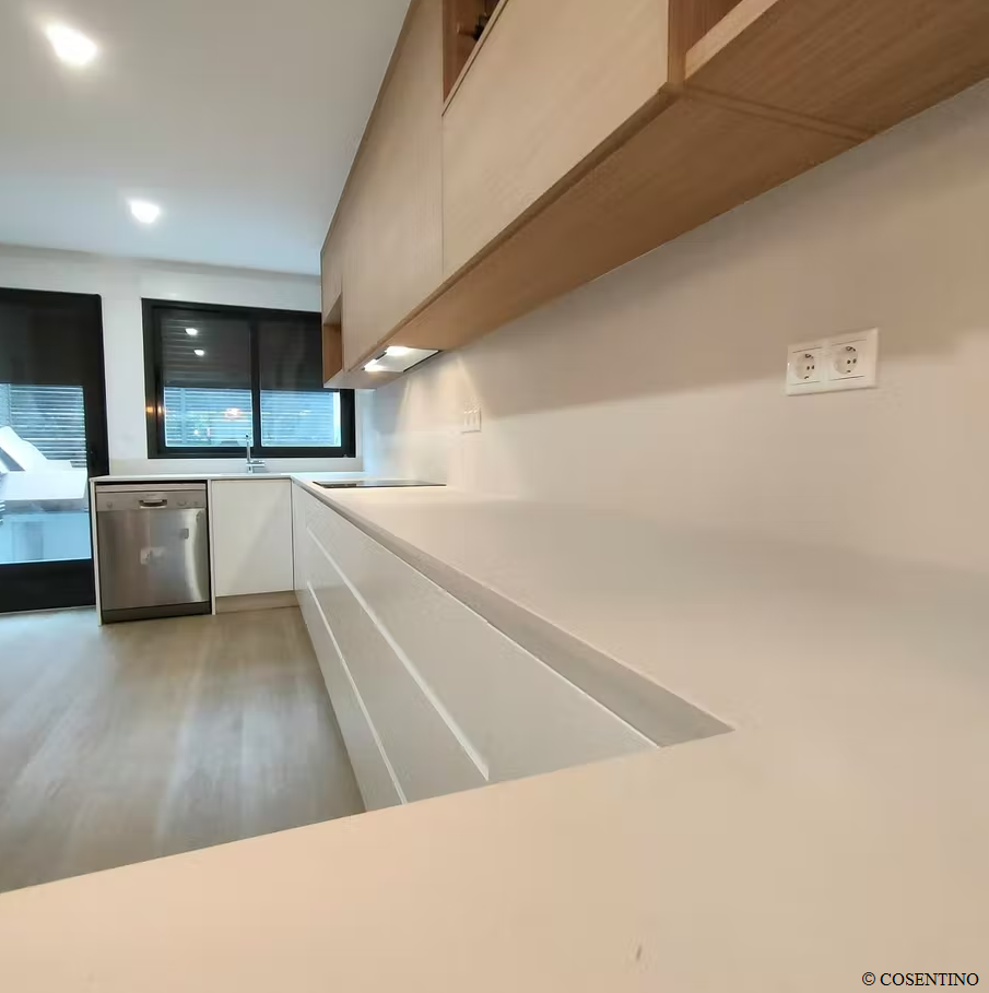 Kuchyňský obklad (ochrana proti stříkající vodě) z keramické desky Dekton Aeris – matný