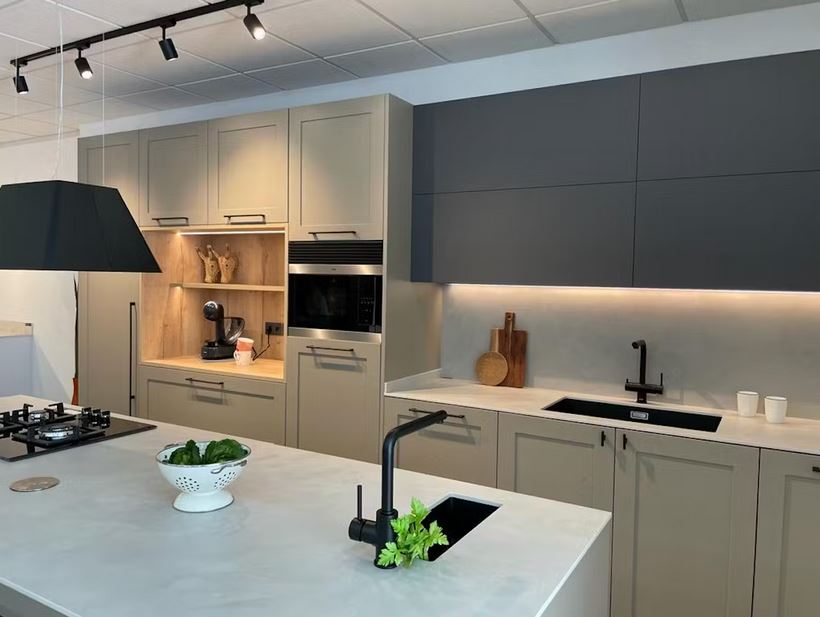 Kuchyňský obklad (ochrana proti stříkající vodě) z keramické desky Dekton Argentium – matný