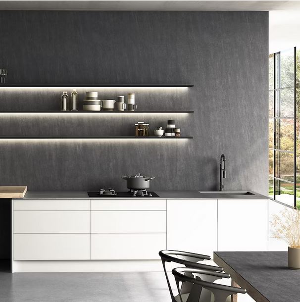 Kuchyňský obklad (ochrana proti postříkání) z keramické desky Dekton Bromo – matný