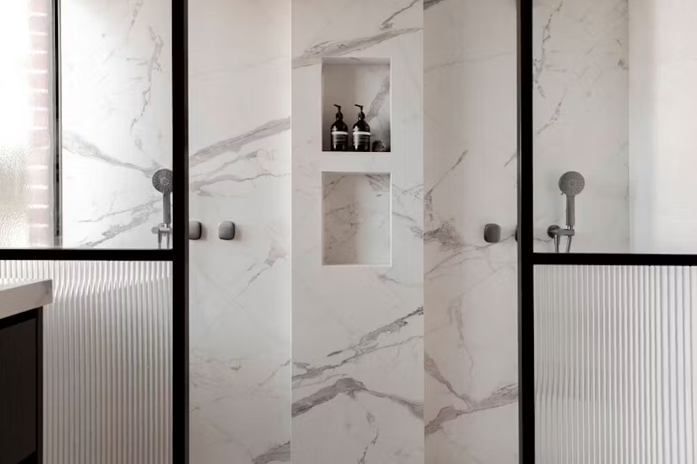 Kuchyňská zástěna (ochrana proti stříkající vodě) z keramické desky Dekton Daze – soft touch