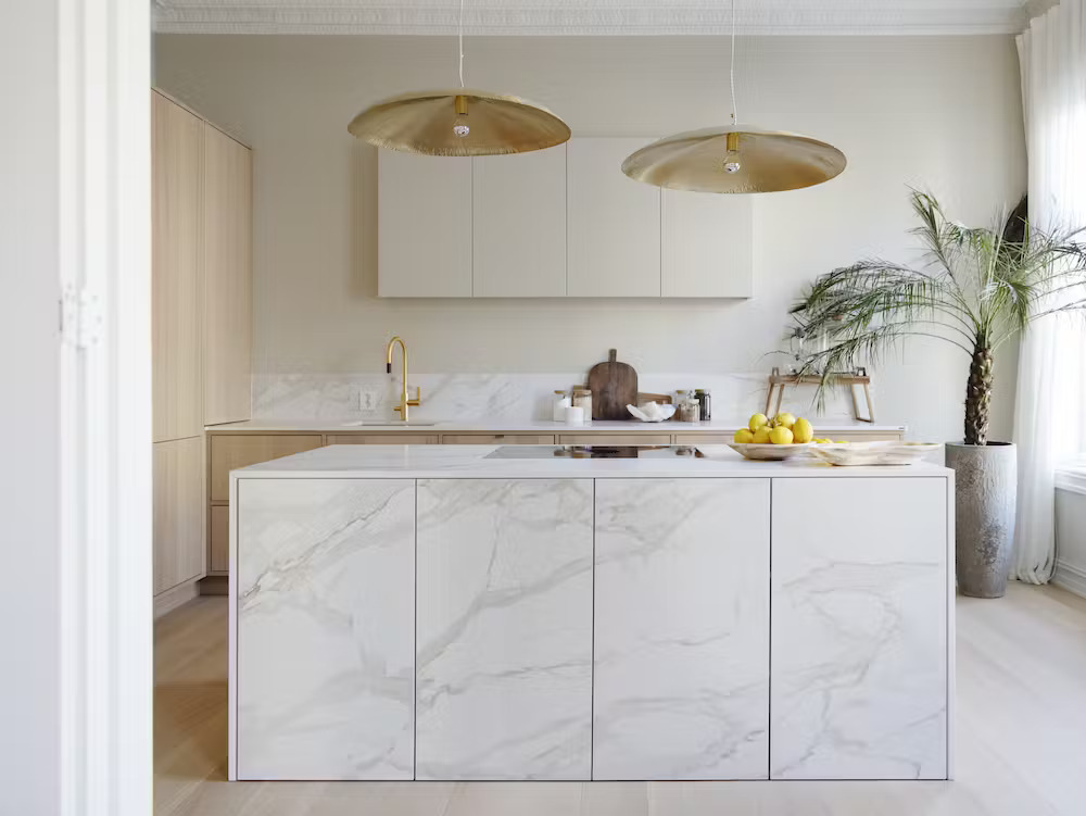 Kuchyňský obklad (ochrana proti stříkání) z keramické desky Dekton Morpheus – soft touch