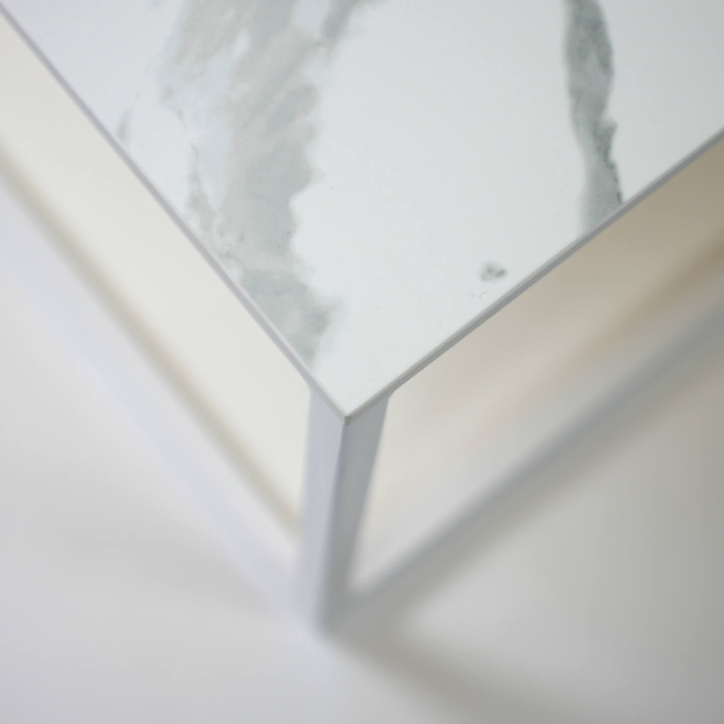 Stůl Franko Lindi od společnosti Franko Keramik, Bianco Statuario Venato, 80×80