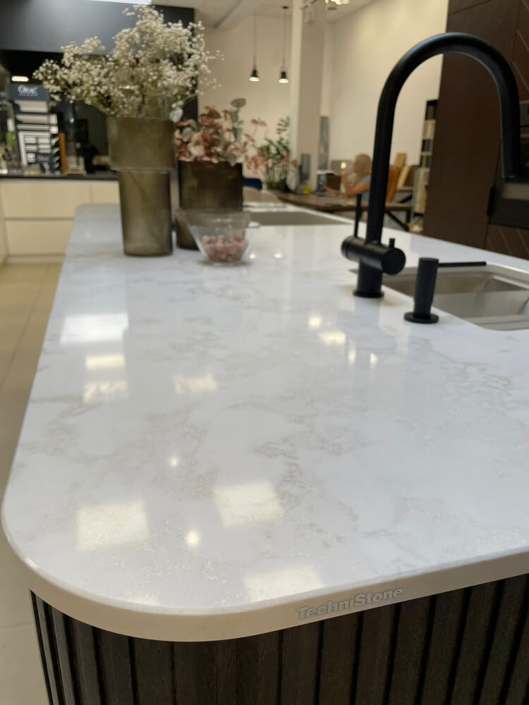 Kuchyňská deska Technistone Altamonte z konglomerátu na míru, bílá – leštěná