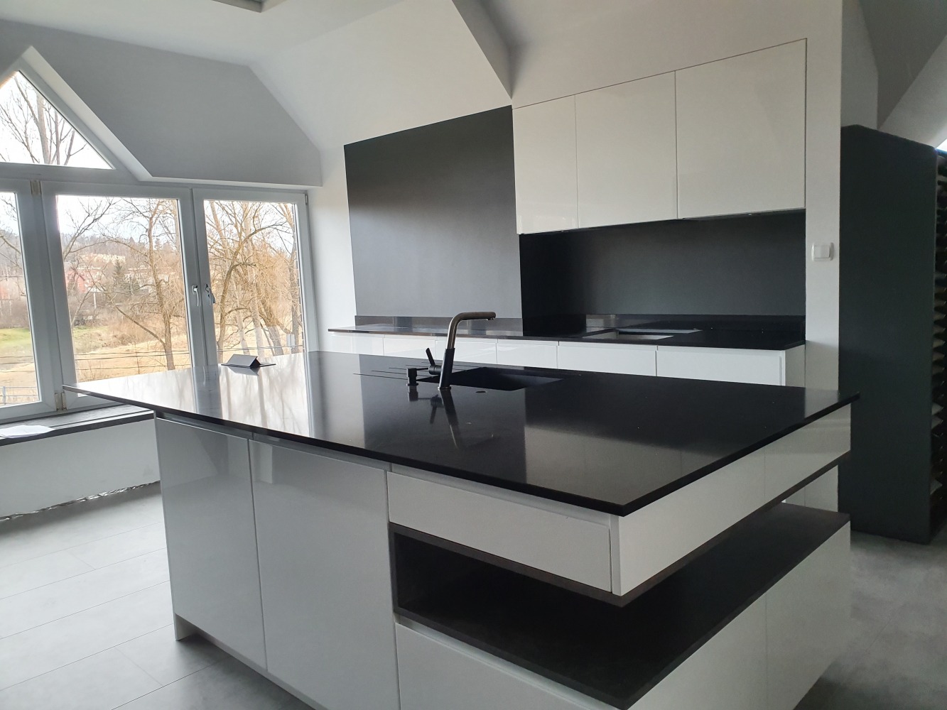 Kuchyňská deska Technistone Brilliant Black z konglomerátu na míru, černá – leštěná