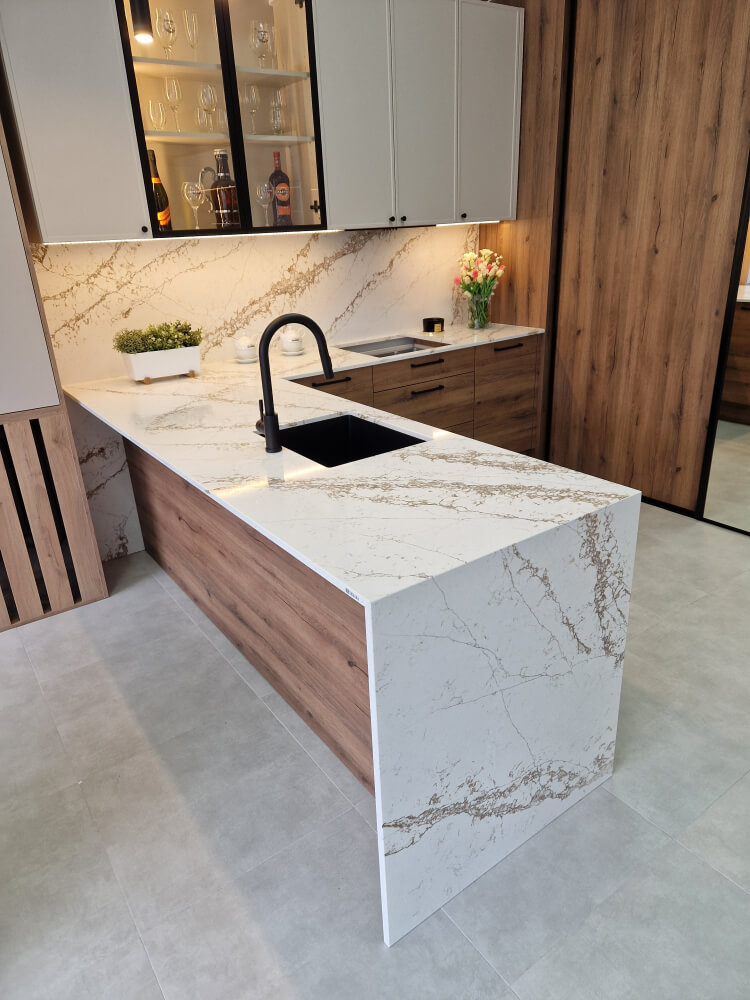Kuchyňská deska Technistone Bronze Coast z konglomerátu na míru, bílá – leštěná