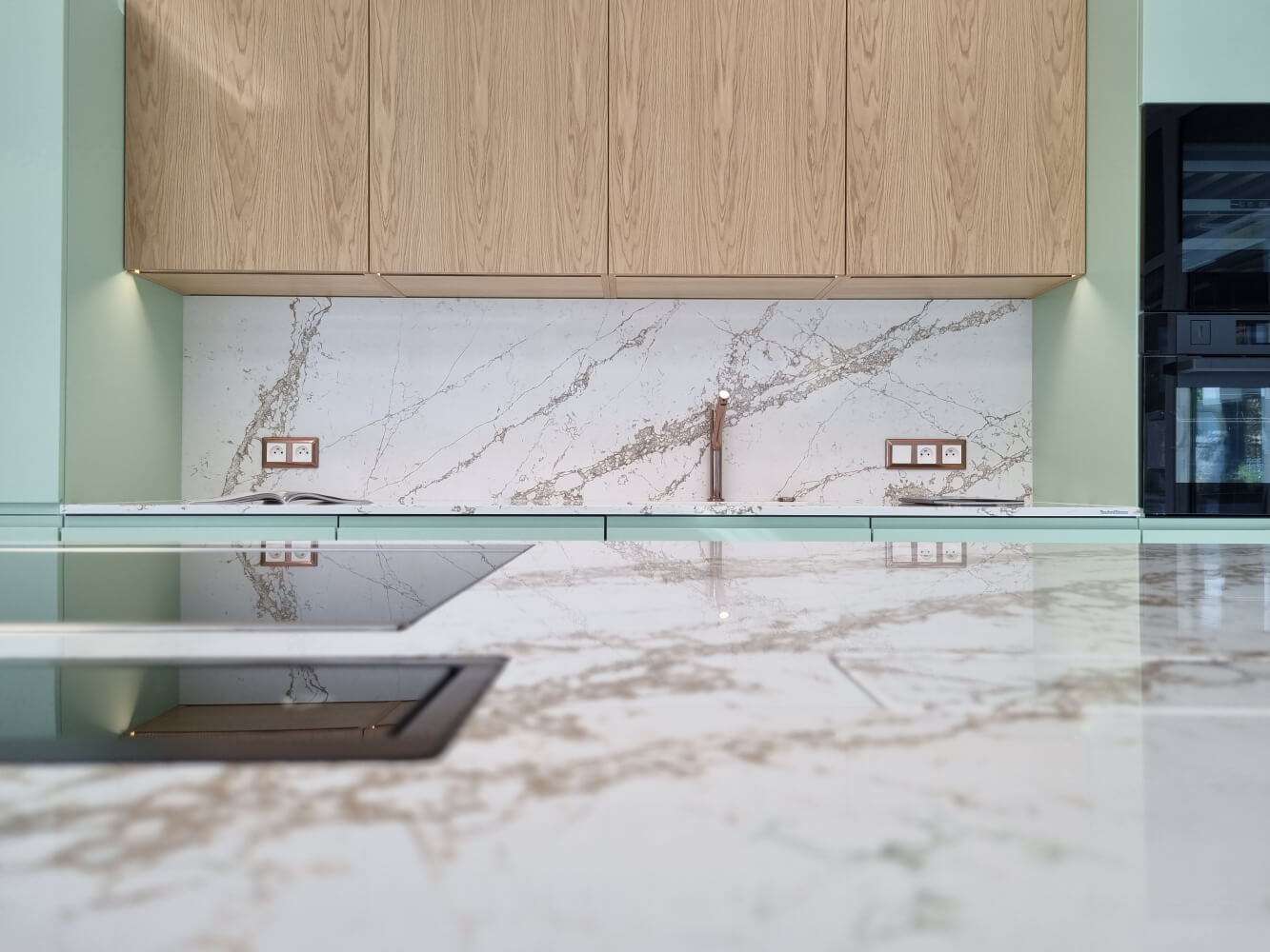 Kuchyňská deska Technistone Bronze Coast z konglomerátu na míru, bílá – leštěná