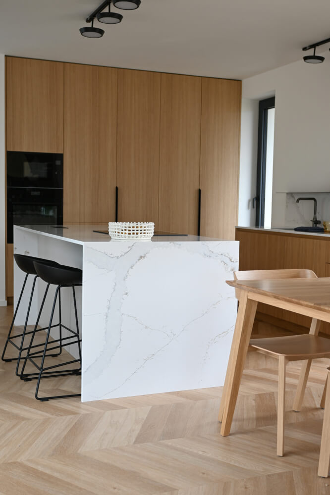 Kuchyňská deska Technistone Calacatta Volegno z konglomerátu na míru, bílá – leštěná