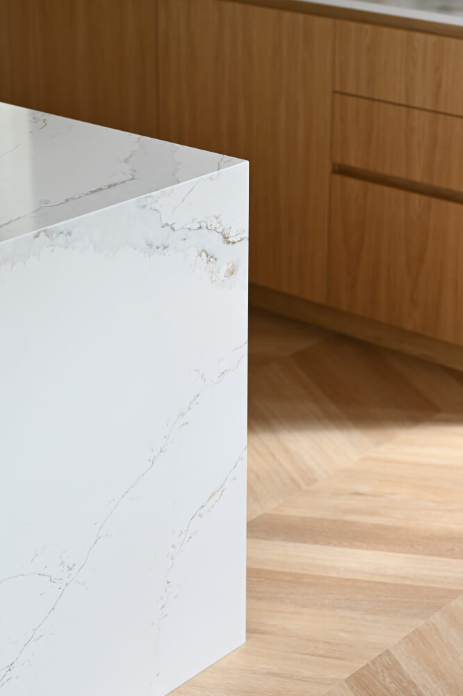 Kuchyňská deska Technistone Calacatta Volegno z konglomerátu na míru, bílá – leštěná