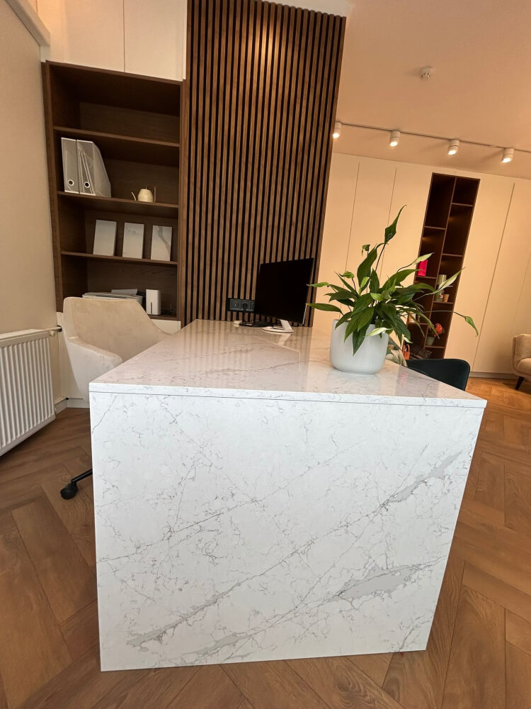 Kuchyňská deska Technistone Calacatta Olympos z konglomerátu na míru, bílá – leštěná