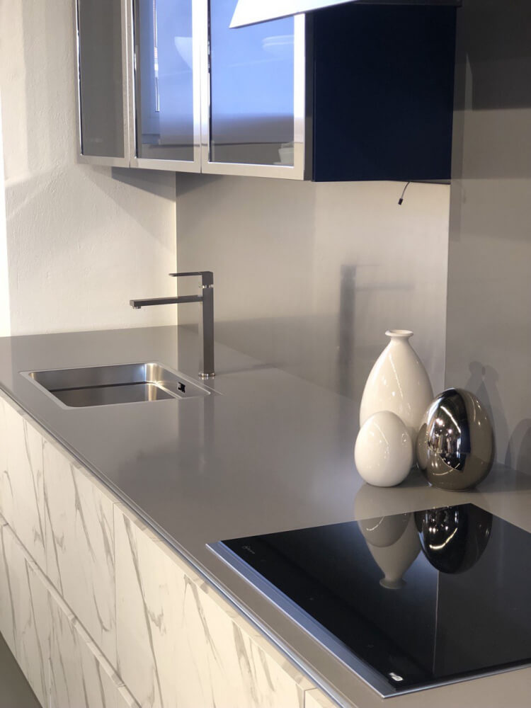 Kuchyňská deska Technistone Gobi Grey z konglomerátu na míru, šedá – leštěná