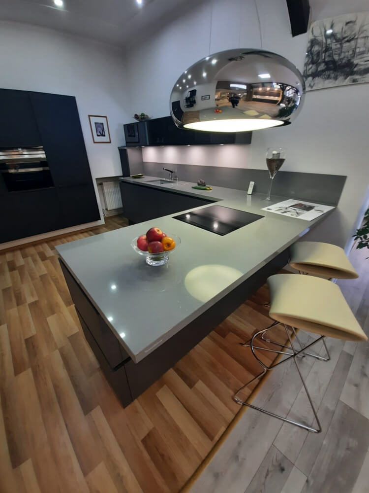 Kuchyňská deska Technistone Gobi Grey z konglomerátu na míru, šedá – leštěná