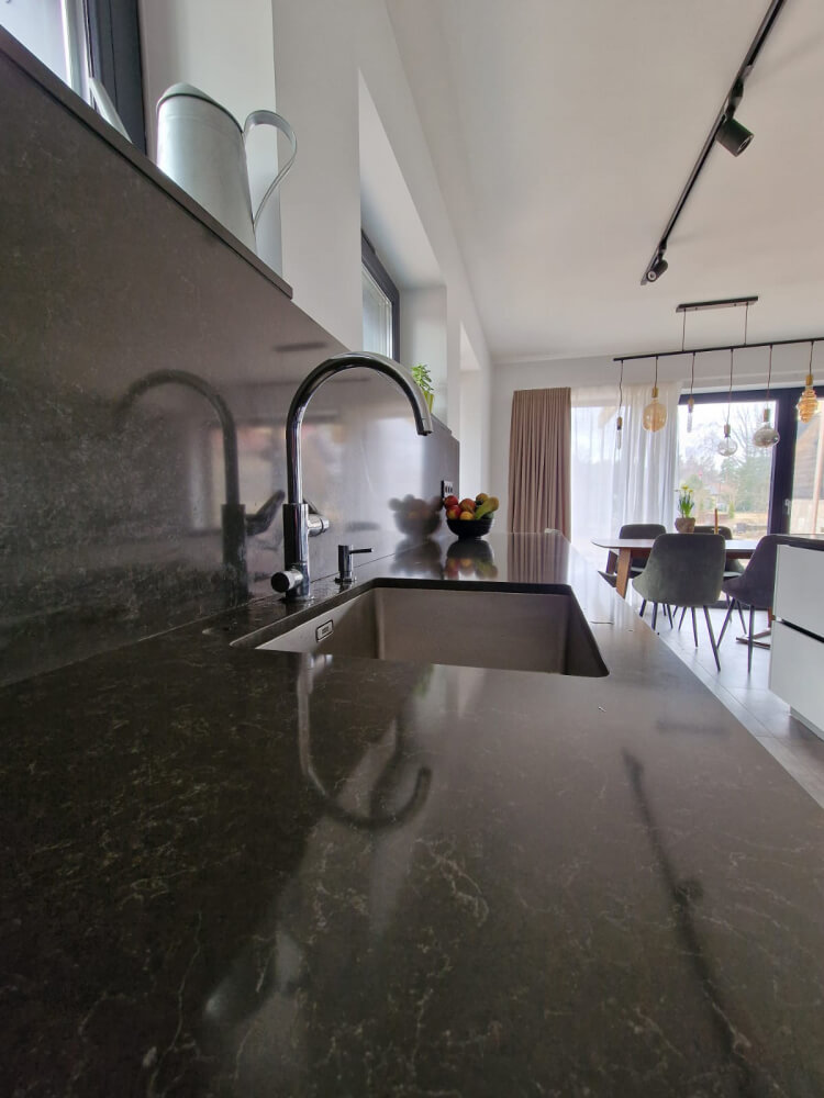 Kuchyňská deska Technistone Noble Pietra Grey z konglomerátu na míru, šedá – leštěná