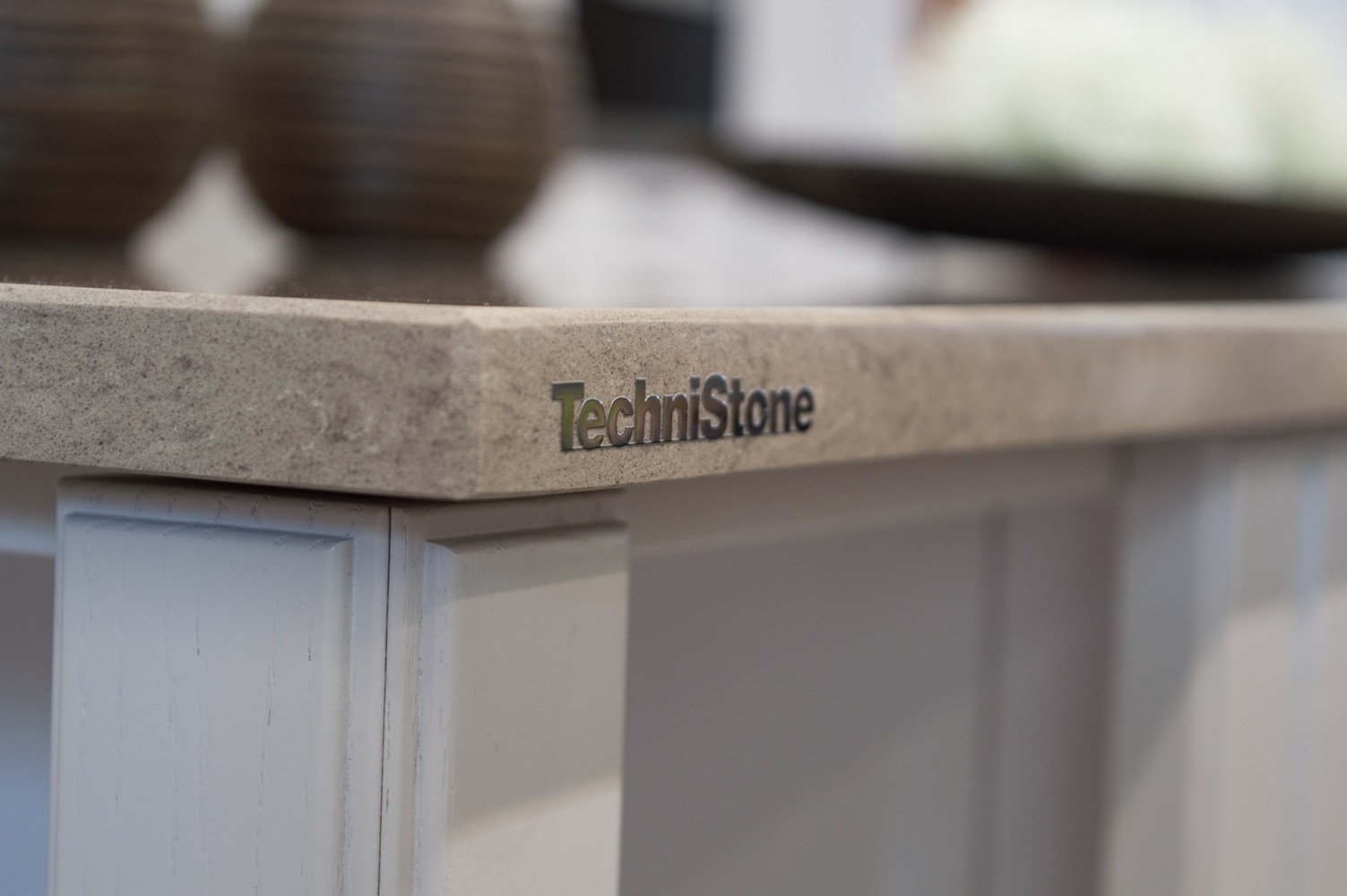 Kuchyňská deska Technistone Noble Troya z konglomerátu na míru, písková barva – leštěná