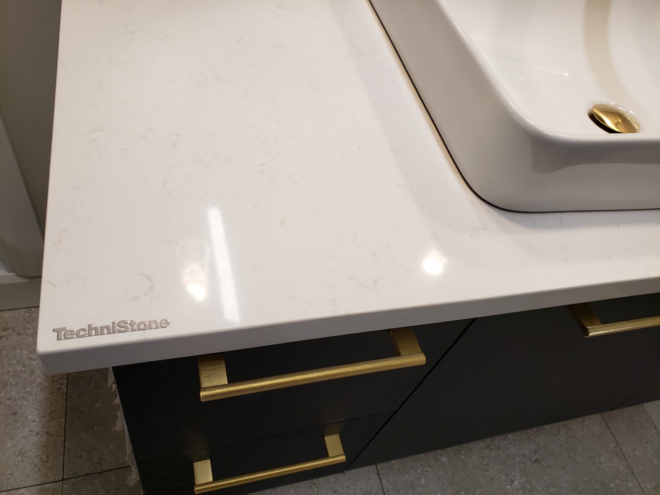 Kuchyňská deska Technistone Noble Supreme White z konglomerátu na míru, bílá – leštěná