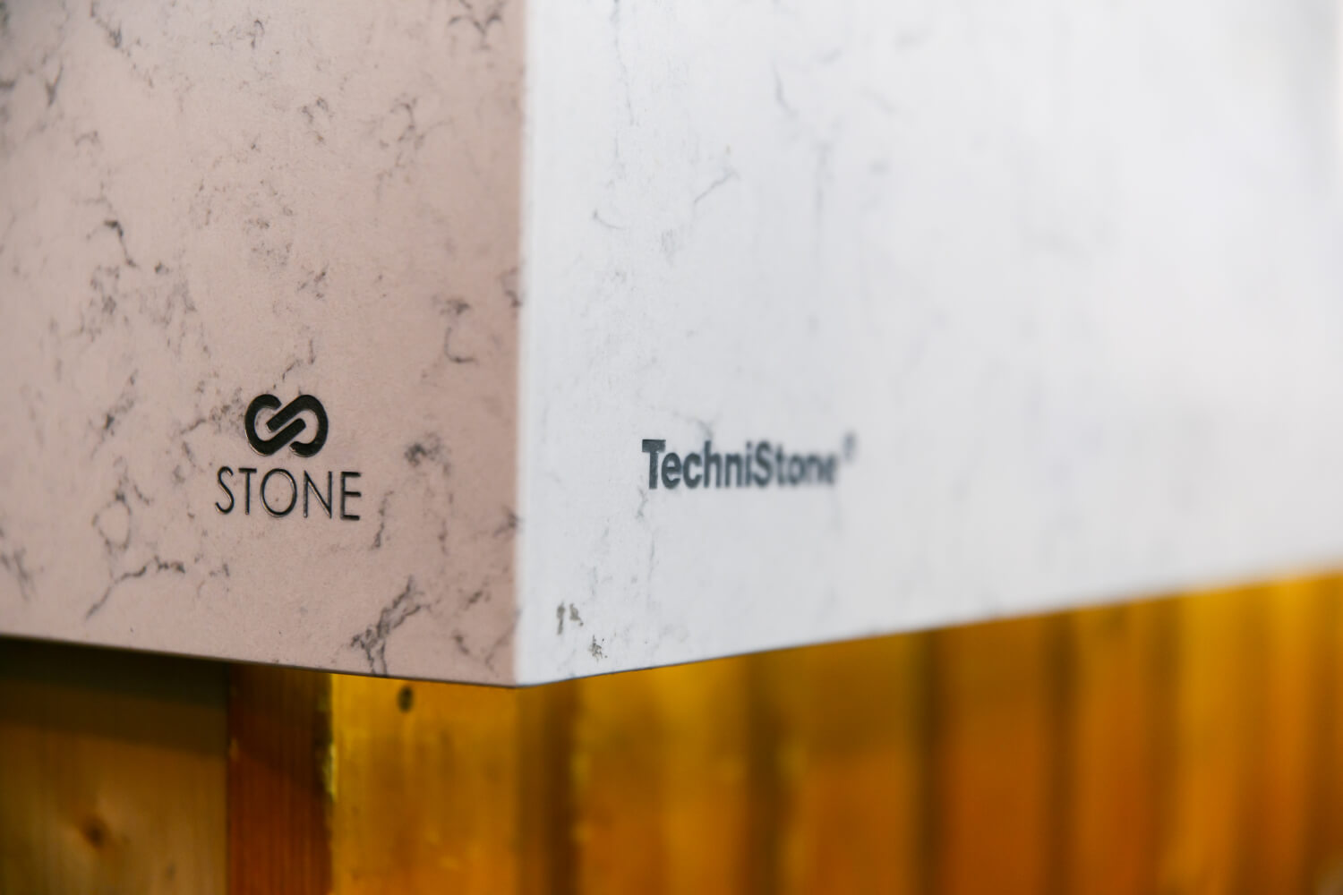 Kuchyňská deska Technistone Noble Carrara z konglomerátu na míru, bílá – leštěná