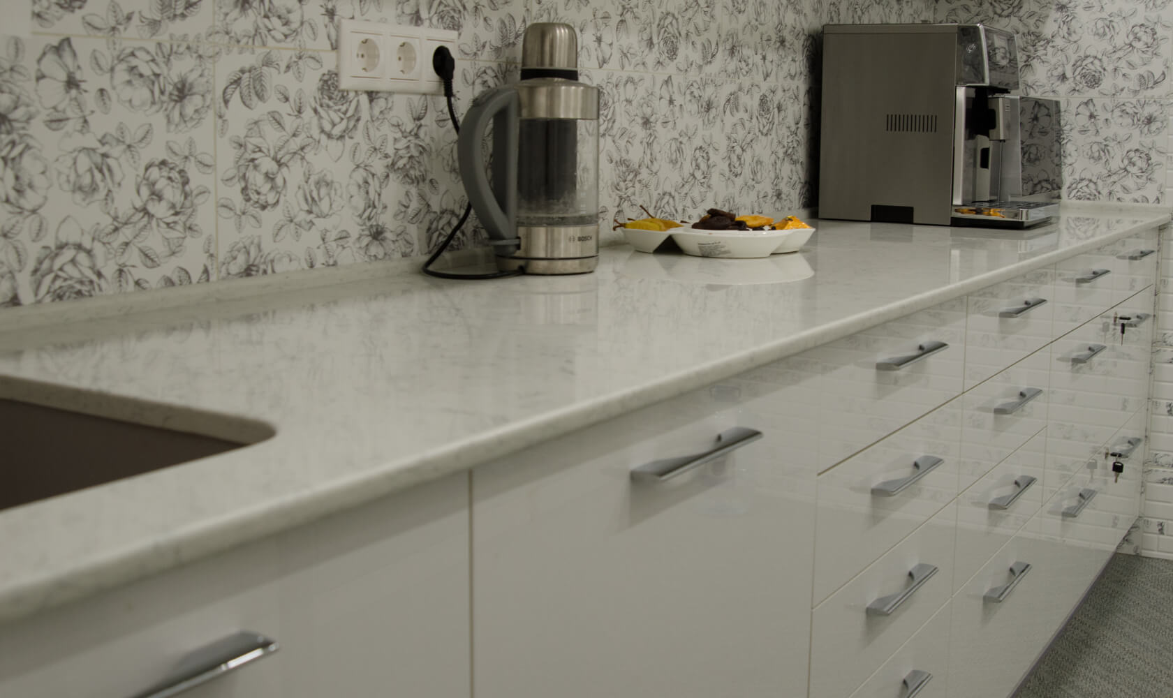 Kuchyňská deska Technistone Noble Carrara z konglomerátu na míru, bílá – leštěná