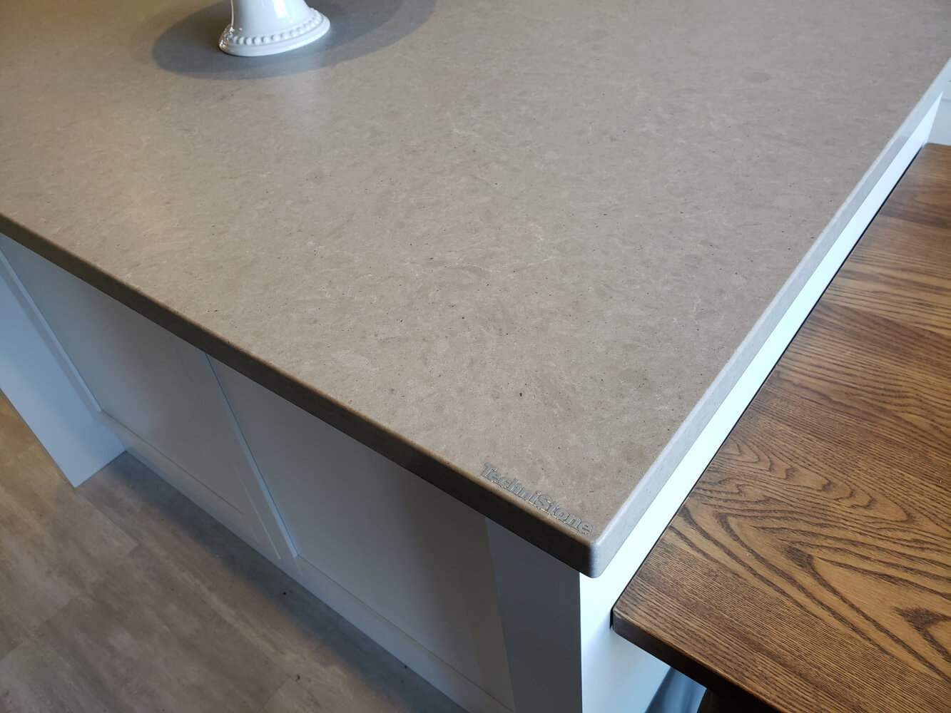 Technistone Noble Concrete Grey küchenarbeitsplatte aus Konglomerat nach Maß, Grau – Poliert