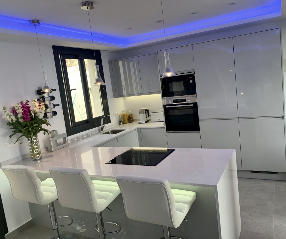 Technistone Starlight White küchenarbeitsplatte aus Konglomerat nach Maß, Weiß – Poliert