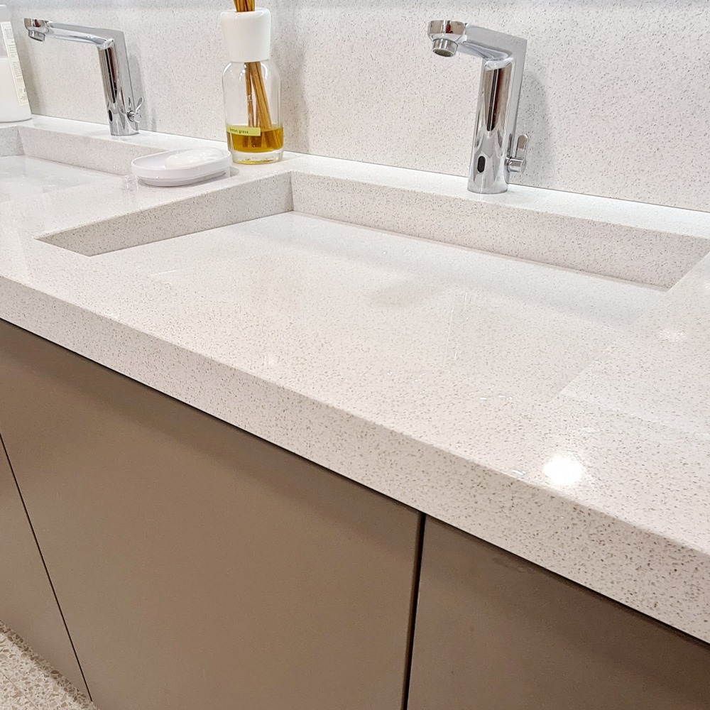 Technistone Starlight White küchenarbeitsplatte aus Konglomerat nach Maß, Weiß – Poliert