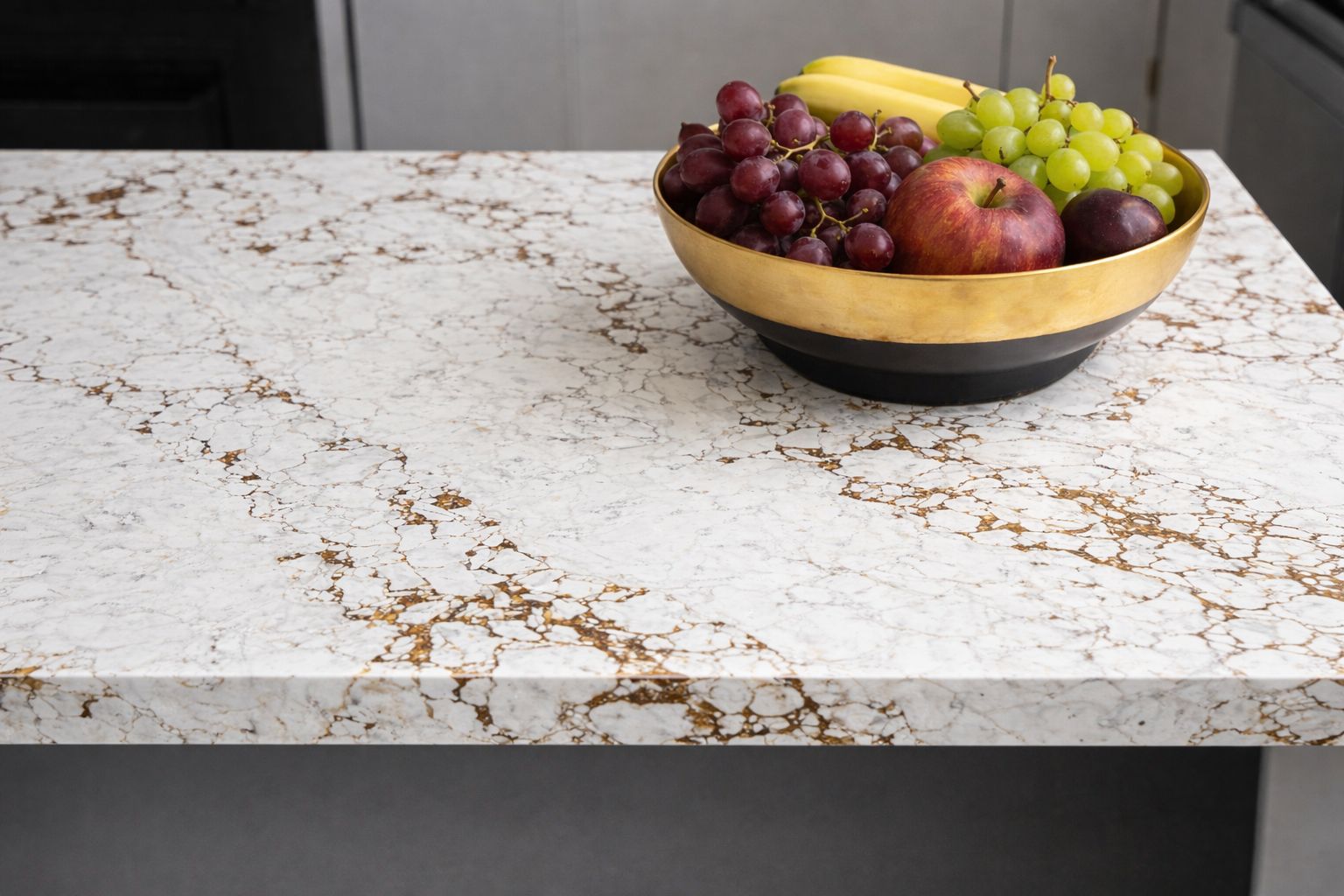 Konglomeráty F-Quartz Arabescato Amber pro pracovní desku
