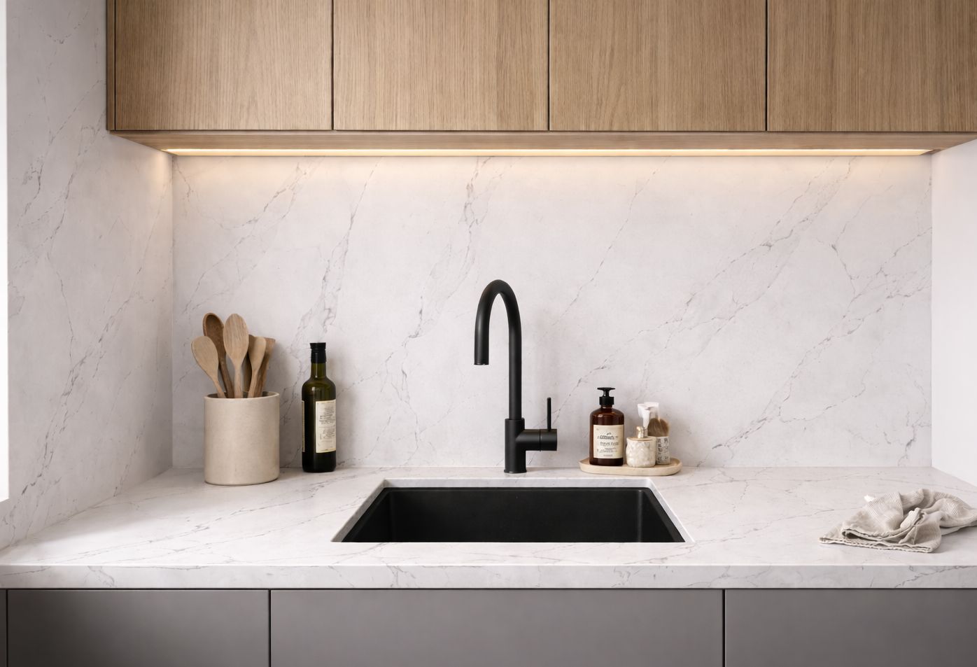 Konglomeráty F-Quartz Calacatta Gold Deluxe pro pracovní desku