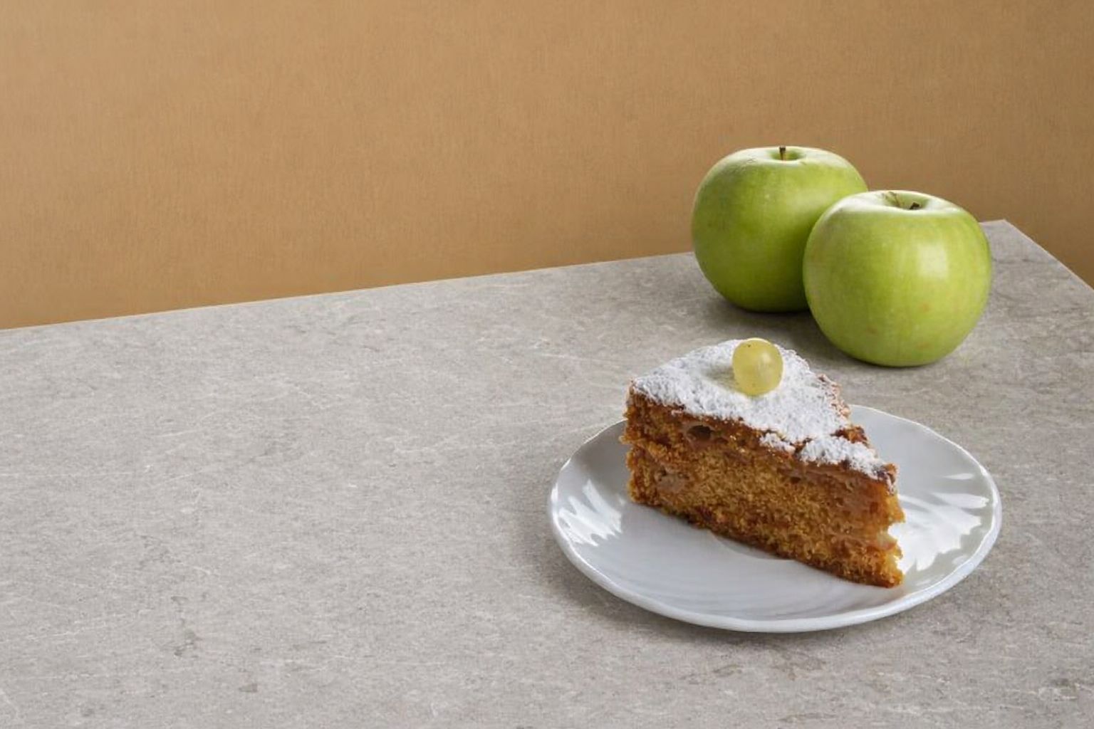 Kuchyňská deska z konglomerátu na míru, světle šedá – Caesarstone Bianco Drift – leštěná